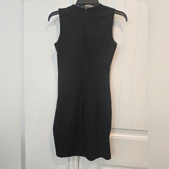 Elegant‎ Black Dress - Picture 2 of 7